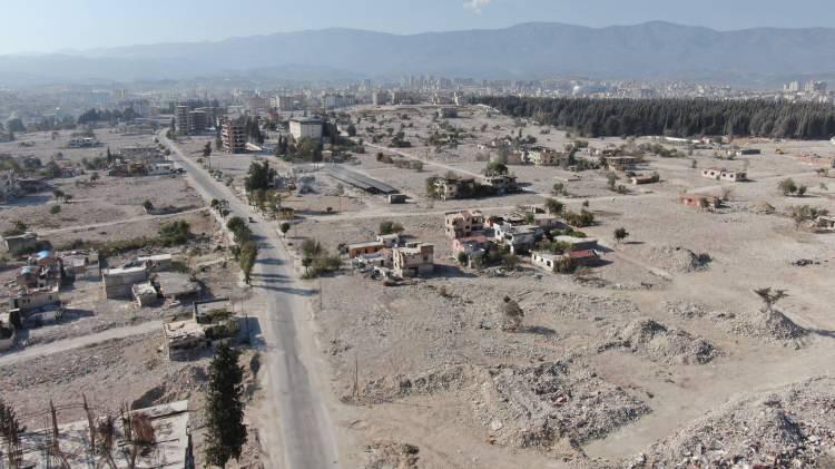 <p>Türkmen, “Erdemli Çetin Hafriyat A.Ş. olarak bu bölgede binaların yıkım ve enkaz kaldırma işlerini yapıyoruz. Şu ana kadar 220 bin metrekare alanda yıkım ve enkaz kaldırma işini tamamladık. Bölgemizde şuan itibariyle yıkılacak bina kalmadı. Çalışmalarımız özverili bir şekilde gerçekleşiyor. 90 gün içerisinde şuan ki hala getirebildik. Bölgemizde ayakta binamız kalmadı, ayakta gözüken binalar da mahkemelik. Gece vardiyası şeklinde 2 ve 3 vardiya çalıştığımız zamanlar oldu. Bir an önce Antakya’nın eski haline gelmesi için çaba harcıyoruz” şeklinde konuştu.</p>
