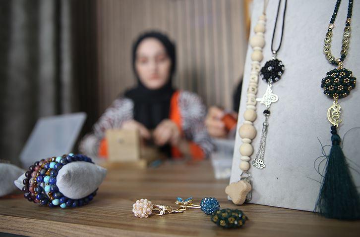 <p><span style="color:#800000"><strong>"ANNEME DESTEK VERMEK İÇİN!"</strong></span></p>

<p>Annesine her anlamda destek olmak istediğini dile getiren Nermin Arısoy, takı üretiminin hem eğlenceli hem de karlı bir iş olduğundan bahsetti. Nermin Arısoy,<em><strong> "Mesleğim ağız ve diş sağlığı teknisyeni ama annem bu işe yöneldiğinde ona destek vermek için yardımcı olmaya başladım." </strong></em>şeklinde konuştu.</p>
