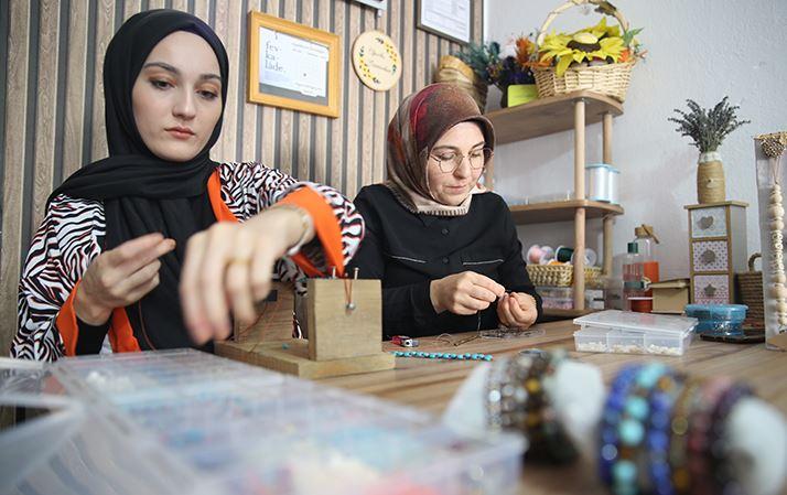 <p><span style="color:#800000"><strong>"İŞİMİ İLERLETMEK İSTİYORUM"</strong></span></p>

<p>En çok talep alan ürünün içinde nazar duası bulunan anne-bebek ürünleri olduğunu dile getiren Arısoy, <em><strong>"Çocuklarım okula giderken eğitimlerine katkı sağlıyordum sonra iş ilerledi, çok şükür çocukların ve kendimizin masrafını çıkarıyoruz. Yetişebildiğimiz kadar sipariş alıyoruz. Genelde bebek ürünlerine daha çok talep geliyor. İşimi ilerletmek istiyorum."</strong></em> dedi.</p>
