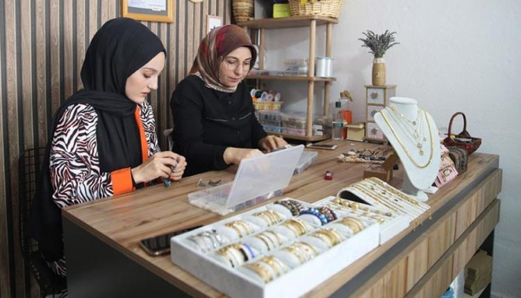 <p><span style="color:#800000"><strong>"EVDE HOBİ OLARAK BAŞLAMIŞTIM"</strong></span></p>

<p>KOSGEB desteği için bir proje hazırlayacaklarını belirten Arısoy, işinin nasıl büyüdüğünden bahsetti. Arısoy konuşması sırasında, <em><strong>"Evde hobi olarak başlamıştım, sonra hobi mesleğe dönüştü. Kişiye özel çalıştığımız için müşteri ne isterse o şekilde hazırlıyoruz. Yurt içi ve dışından mesaj attıklarında siparişlerini hazırlıyoruz. Türkiye'nin 81 ilinden, Dubai, KKTC, Libya, Fransa ve Almanya'dan talep geliyor, ürünü hazırlayıp gönderiyoruz." </strong></em>ifadelerini kullandı. </p>
