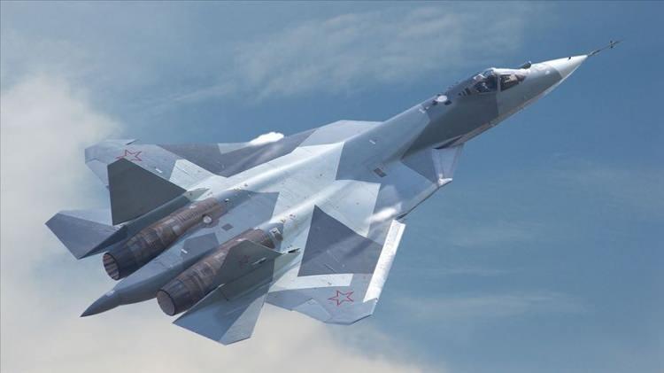 <p>Su-57'nin takviyesiz süpersonik uçuş, kısa mesafeli kalkış ve iniş, radarlara görünmezlik (hayalet) teknolojileri, kapalı bölmelerde silah sistemleri, süper manevra kabiliyeti gibi özellikleri bulunuyor.</p>

<p> </p>
