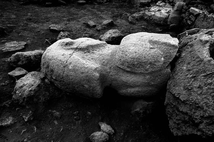 <p>Göbeklitepe’de keşfedilen yaban domuzu heykeli, H şeklinde bir sembol, bir hilal, iki yılan ve üç insan yüzü veya maskesi olduğu tahmin edilen süslemelere sahip bir seki üzerinde bulundu. </p>
