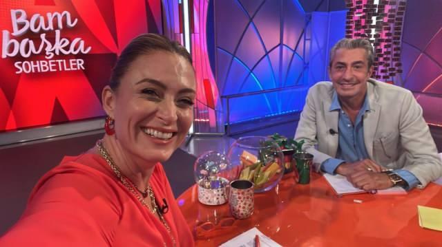 <p><strong>Ceyda Düvenci'nin "Bambaşka Sohbetler" programında; filmden, geçmişten, hayattan ve sanattan konuşan ikili, zaman zaman izleyenleri duygulandırdı.</strong></p>
<p> </p>