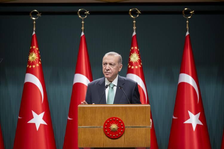 <p>Gençlerin merakla beklediği müjde Cumhurbaşkanı Recep Tayyip Erdoğan'dan geldi.</p>

<p>Kabine Toplantısı'nın ardından kameraların karşısına geçen Cumhurbaşkanı Erdoğan gençlere ÖTV'siz telefon ve bilgisayar fırsatının detaylarını açıkladı.</p>
