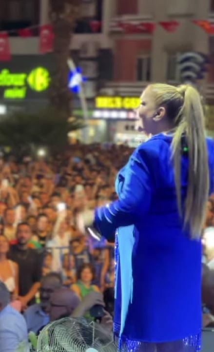 <p>Konserdeki sesi ve performansıyla katılımcılara unutulmaz bir gece yaşatan ünlü şarkıcının bir hafta önceki paylaşımıyla son pozu arasındaki fark dikkat çekti. </p>
