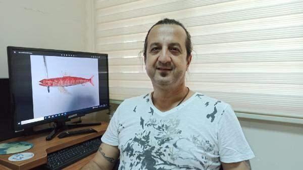 <p>İskenderun Teknik Üniversitesi Deniz Bilimleri ve Teknolojisi Fakültesi Dekanı Profesör Dr. Cemal Turan, Akdeniz’e Kızıldeniz'den yeni bir tür giriş yaptığını 'Synodus Randalli' olarak bilinen bu türe 'Kızıl lokum' adını verdiklerini kaydetti. Kızıl lokum adını vermelerinin nedenini, Kızıldeniz kökenli olmasına bağladıklarını kaydeden Prof. Dr. Turan, bu türün daha önce Akdeniz'e gelerek yerleşen gümüş adını verdikleri balık türüne benzediğini ifade etti. Prof. Dr. Turan, "Bu türü Akdeniz'de İskenderun Körfezi girişinde bulduk. Bu tür, Türkiye denizleri ve tüm Akdeniz için çok yeni. Ekonomik olarak değerli bir tür olacağına inanıyoruz. Balıkçılar ekonomik anlamda katkı sağlayacak iyi bir gelir sağlayacağını düşünüyoruz. Çünkü benzeri gümüş balığı halk tarafından çok beğeniliyor" dedi.</p>