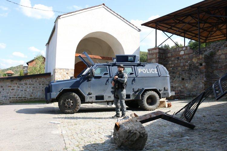 <p>Kosova polisinin sürekli nöbet tuttuğu bölgede mühimmat arama ve mayın temizleme çalışmalarını sürdürdüğü, KFOR bünyesinde görevli İsviçre ve İtalyan askerlerinin de bölgede kurdukları kontrol noktaları ve devriyelerle denetim yaptıkları gözlendi.</p>
