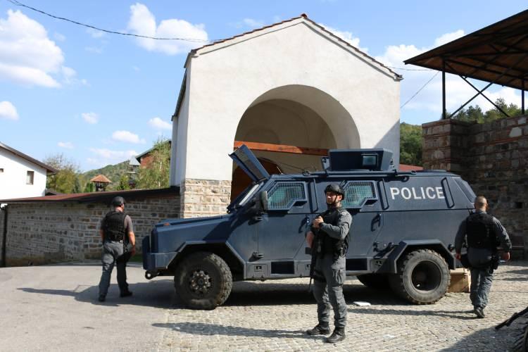 <p>24 Eylül'de Kosova polisi ile silahlı Sırp grup arasında gün boyu çatışmanın yaşandığı Banjska köyünde durum sakinliğini koruyor.</p>
