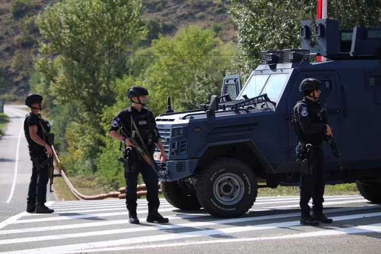 <p><strong>24 EYLÜL'DE NELER OLDU?</strong></p>

<p> </p>

<p>Kosova'nın kuzeyinde aylardır süren gerginlik, 24 Eylül sabahı çoğunlukla Sırpların yaşadığı Banjska'da yolu kapatan silahlı Sırpların ateş açması sonucu 1 polisin ölmesiyle yeniden tırmanmıştı.</p>
