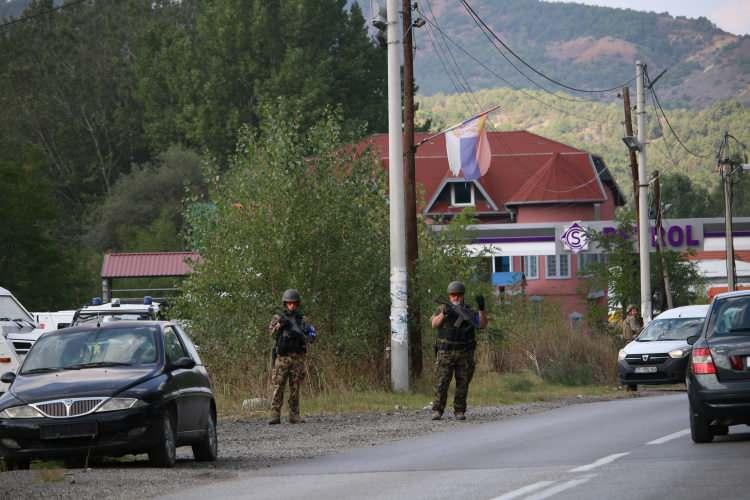 <p>Kosova İçişleri Bakanı Xhelal Sveçla, Banjska'da düzenlenen operasyonda en az 3 saldırganın öldürüldüğünü, 2'si saldırgan, 4'ü saldırıyı telsiz bağlantılarıyla destekleyen olmak üzere 6 kişinin gözaltına alındığını duyurmuştu.</p>