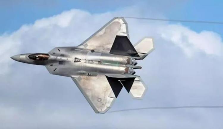 <p>Dünyanın en gelişmiş savaş uçağı olan "Yırtıcı Kuş", yani "F-22 Raptor"ler ABD Lockheed şirketi tarafından üretildi. Dördüncü nesil savaş uçakları olarak kabul ediliyor. Satış fiyatı ise 200 milyon dolar.</p>

<p> </p>
