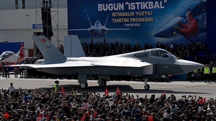 <p>KAAN'IN RAKİPLERİ</p>

<p>TUSAŞ Genel Müdürü Temel Kotil MMU KAAN’ın ABD yapımı F-22 ve F-35, Çin yapımı J-20 ve Rus yapımı Su-57 ayarlarında olduğunu belirtmişti. Kotil, bu üç ülkenin de halihazırda bu yeni nesil uçakları kimseye satmadıklarının da altını çizerek aynı zamanda Fransa, İtalya, Almanya ve Kore gibi ülkelerin geliştirdiği veya halihazırda kullandıkları uçakların KAAN’ın daha altında yer aldığı ifade etmişti.</p>
