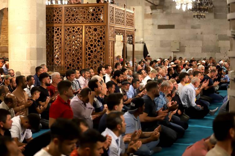 <p><strong>AKSARAY</strong></p>

<p>Aksaray'da Mevlit Kandili dolayısıyla kentteki camilerde programlar d&uuml;zenlendi. Ulu Camii'de, Kur'an-ı Kerim ve ilahilerle idrak edilen kandil gecesinde cemaat yatsı namazlarını kılıp dua etti.</p>

<p>&nbsp;</p>
