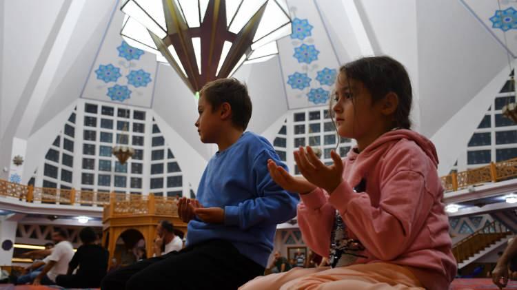 <p>İlçe merkezinde Selçuklu mimarisiyle yapılan Akçakoca Merkez Camisi'nde akşam ezanının ardından camiye gelen vatandaşlar namaz kılarak dua etti.</p>
<p></p>