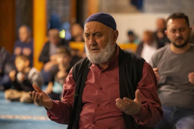 <p><strong>ERZURUM</strong></p>
<p>Erzurum'da Mevlit Kandili dolayısıyla başta tarihi Ulu Cami, Lalapaşa Cami ve Muratpaşa Camisi olmak üzere camileri dolduran cemaat, namaz kılıp dua etti.</p>