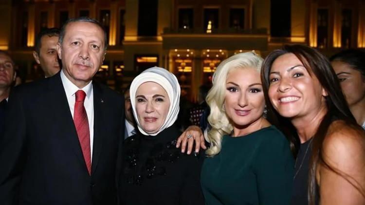 <p><span style="color:#B22222"><strong>"EN BÜYÜK MUHALİF ERDOĞAN'DIR"</strong></span></p>
<p><strong>Cumhurbaşkanı Erdoğan ile yıllara dayanan bir dostluğunuz var. Bundan dolayı hem camianızın hem de belli kesimlerin eleştirilerine hedefi oldunuz. Erdoğan'ın sanata ve sanatçıya bakışını siz nasıl görüyorsunuz?</strong></p>