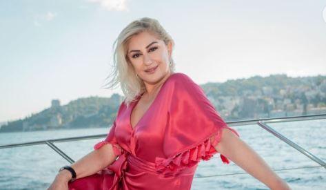 <p><strong>Sosyal medyayı kullanmaya, fotoğraf paylaşmaya başlayınca da dikkatlerini bu çekti. Ama, herkes fotoşopu yoğun olarak kullanınca benim de fotoşopla öyle göründüğümü düşündüler. Ama sana komik bir şey söyleyeyim. Benim burnum orijinal. Hiçbir zaman yaptırmadım, yaptırmayı düşünmedim. Her salı gecesi beni ekranda izleyip, fotoğrafın altına her hafta yaptıkları yorumu söyleyeyim: "Burnunu yaptırmış."</strong></p>
