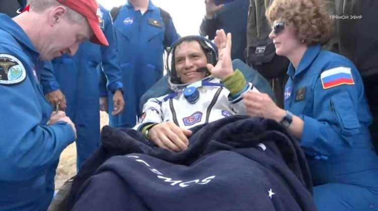 <p>Bir ABD'li tarafından kesintisiz olarak gerçekleştirilen en uzun uzay uçuşu rekorunu kıran ABD'li astronot Frank Rubio ve iki Rus kozmonot, Uluslararası Uzay İstasyonu'nda (ISS) geçirdikleri bir yılı aşkın sürenin ardından Kazakistan bozkırlarına iniş yaptı.</p>

<p> </p>
