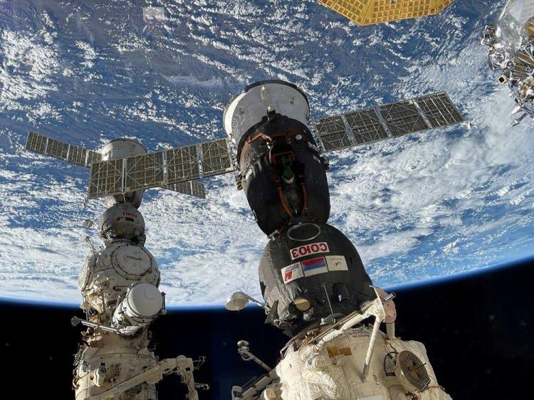 <p>Ancak Soyuz MS-22 aracında arıza tespit edilmesi üzerine kapsül, mürettebatsız olarak dünyaya dönmüş, NASA da Rus ve ABD’li mürettebatın dünyaya dönebilmesi için yeni bir uzay aracı gönderileceğini bildirmişti. Yeni bir uzay aracı gönderilme sürecinde, Rubio ülkesindeki rekoru kırmış oldu.</p>
<p> </p>