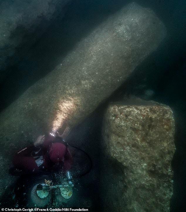 <p>Kazıdan sonra bir arkeolog dalgıç, Heracleion'un güney kanalında MÖ ikinci yüzyılın ortalarında yıkılan Amun tapınağının devasa bloklarına bakıyor. Yaklaşık 10 feet (3 metre) sert kilin altında keşfedildiler.</p>
