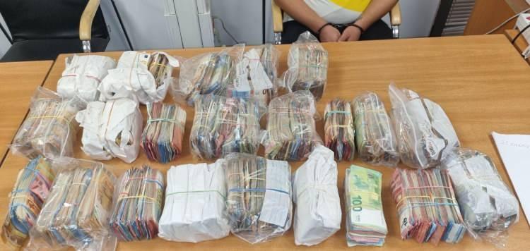 <p>Yakalanan ve beyan edilmeyen para ile ilgili Haskovo Bölge Savcılığı - Svilengrad Bölge Savcılığı'nın denetimi altındaki soruşturmacı gümrük müfettişleri tarafından işlem başlatıldı.</p>