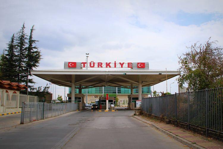 <p>Bulgaristan'dan Türkiye'ye tek başına seyahat eden Bulgar ve Türk çifte vatandaşlığa sahip bir kişinin kullandığı arabada risk analizi yapıldı.</p>
