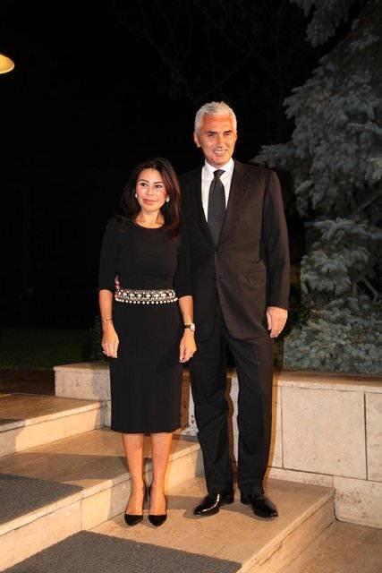 <p><span style="color:#000000"><strong>Daha önce Sabah Gazetesi yazarı Bülent Cankurt'a açıklamalarda bulunan çiftten </strong>Suzan Sabancı Dinçer, "Evet doğru. 28 yıllık sevgi ve saygıyla dolu, renkli bir evlilik yaşantımızın ardından, iyi düşünerek, çocuklarımızla da istişare ederek bu birlikteliği sonlandırma kararı aldık." demişti.</span></p>