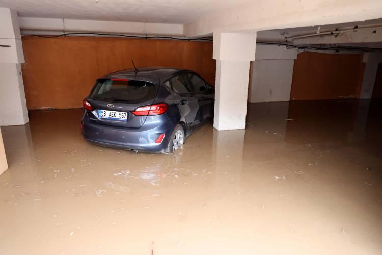 <p>Sivas-Erzincan kara yolunun yan yolunda oluşan su birikintisi nedeniyle trafikte aksama yaşandı.</p>
