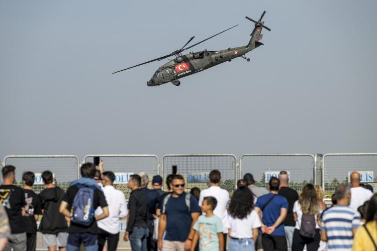 <p>Türkiye Teknoloji Takımı Vakfı (T3) ile Sanayi ve Teknoloji Bakanlığı yürütücülüğünde düzenlenen havacılık, uzay ve teknoloji festivali TEKNOFEST İzmir'de, SOLOTÜRK ve jandarma helikopterleri gösteri uçuşları yaptı.</p>
