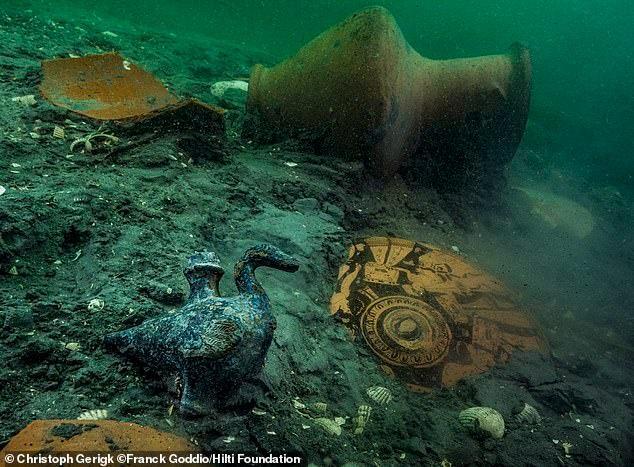 <p>ThonisHeracleion'da Afrodit'e adanmış yeni keşfedilen bir Yunan kutsal alanında, M.Ö. 4. yüzyıla ait seramikler arasında ördek şeklinde narin bir bronz kap bulundu.</p>
