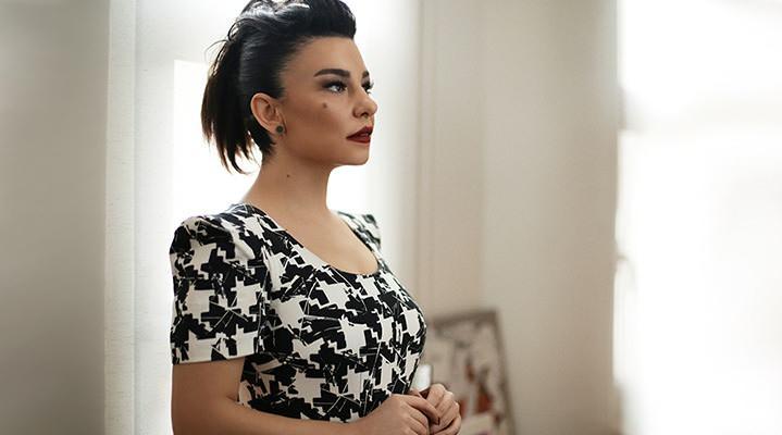 <p><strong>Hayranının sahneye çakmak fırlatması sonucu kafasına isabet eden Turgut, eli ile başını tutarak sahnenin arkasına doğru ilerlemişti.</strong></p>