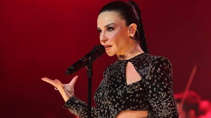 <p><span style="color:#B22222"><strong>Ne Olmuştu?</strong></span></p>
<p><br />
<span style="color:#B22222"><strong>KONSER ESNASINDA KAFASINA ÇAKMAK İSABET ETTİ</strong></span></p>
<p><strong>Ankara'da Başkent Millet Bahçesi'nde hayranları ile bir araya gelen Fatma Turgut sahne esnasında korku dolu anlar yaşamıştı.</strong></p>
<p> </p>