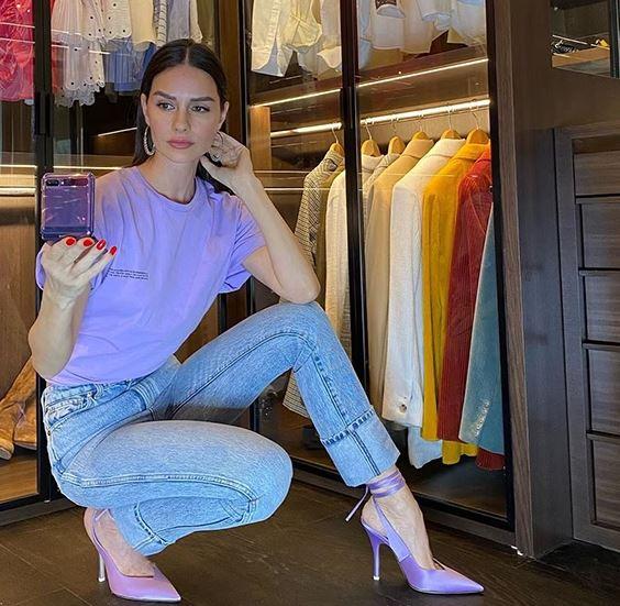 <p><span style="color:#800000"><strong>STORY BAŞINA...</strong></span></p>

<p><span style="color:#800000">​</span>Bahsi geçen magazin programındaki iddialara göre Yasemin Özilhan, story başına <strong>40 bin TL</strong>, post başına ise <strong>60 bin TL</strong> alıyor.</p>
