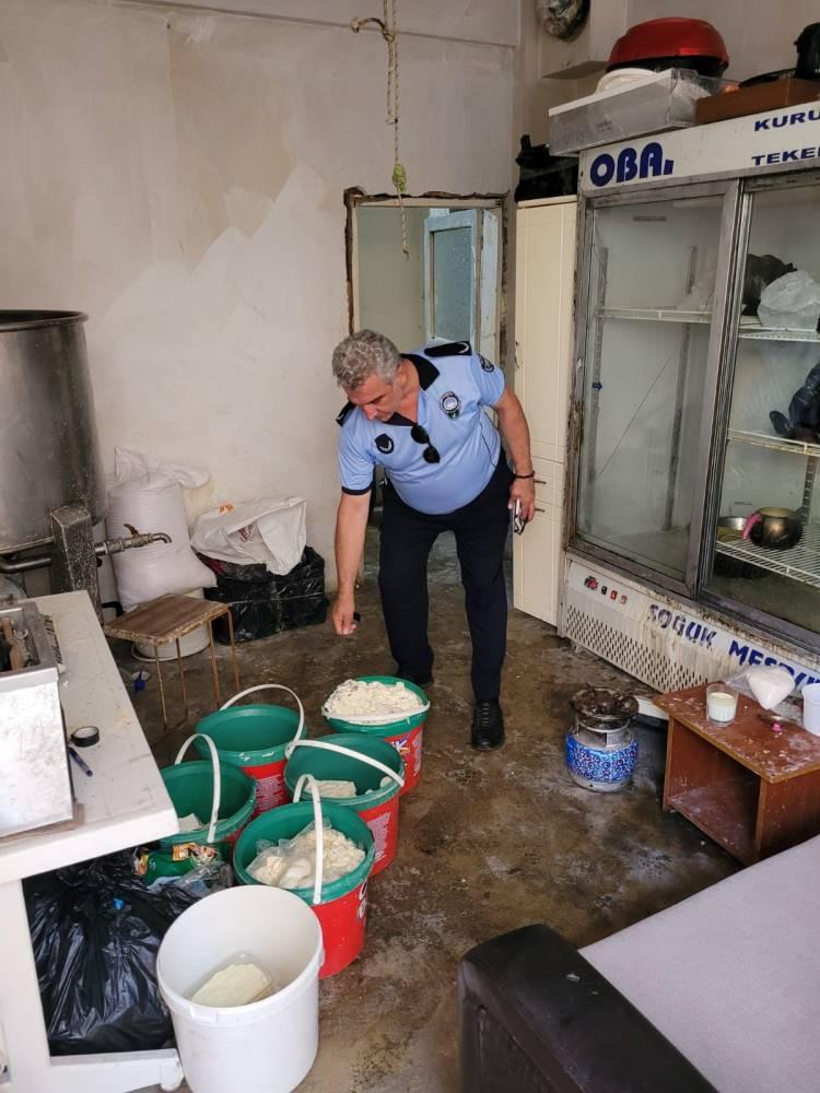 <p>Bursa’da merdivenaltı peynir ve süt ürünleri imal eden işyerine baskın yapan Osmangazi Belediyesi zabıta ekipleri, gördükleri manzara karşısında şaşkına döndü.</p>
