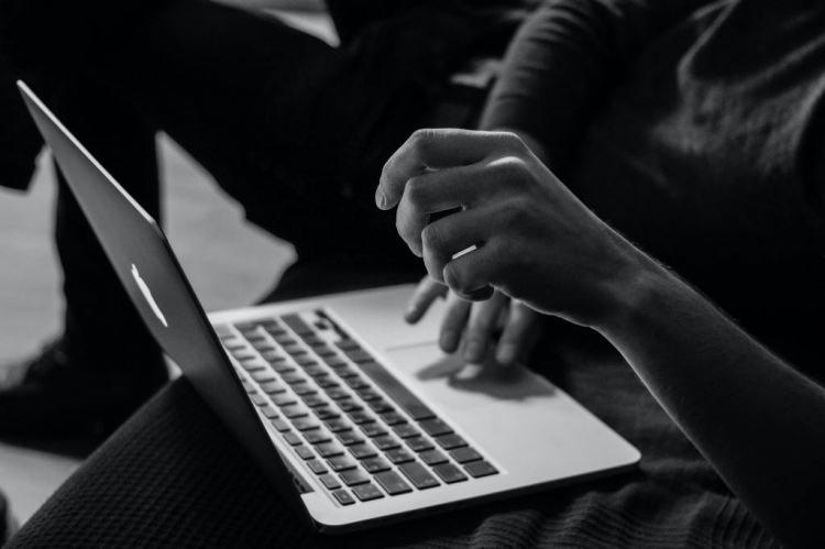 <p>Araştırma, genç bireylerin internet bağımlılığı olasılığının daha yüksek olduğunu ve yaş ilerledikçe bu eğilimin azaldığını vurguladı.</p>