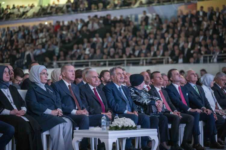 <p>Daha sonra "Bizler", "Yüzler", "Sözler" ve "İzler" başlıklı AK Parti icraatları ve Türkiye Yüzyılı'nın anlatıldığı video izletildi.</p>