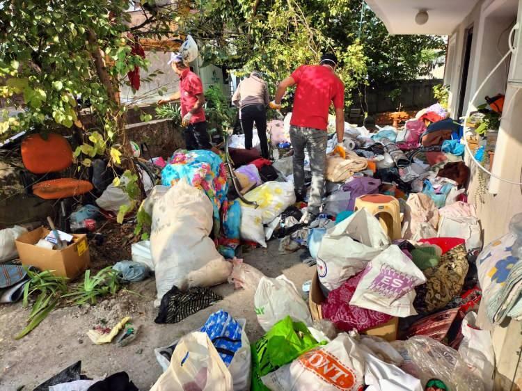 <p>Kartaltepe Mahallesi'ndeki apartman dairesinden kötü koku gelmesi üzerine belediyeye şikayette bulunuldu.</p>
