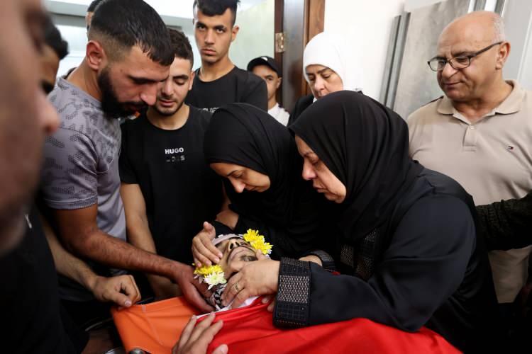 <p>Batı Şeria'nın Ramallah kenti girişindeki Beit El kontrol noktası yakınında İsrail'in saldırılarında öldürülen Filistinli Amru Cibran (18) için Ramallah'ta cenaze töreni düzenlendi.</p>
