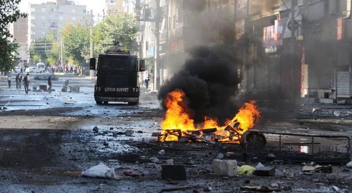 <p>Davanın 14 Nisan 2023'te görülen duruşmasında, esas hakkında 5 bin 268 sayfalık mütalaayı dava dosyasına sunan savcı, eski HDP eş genel başkanları Selahattin Demirtaş ve Figen Yüksekdağ'ın da aralarında bulunduğu 36 sanık hakkında "devletin birliğini ve ülke bütünlüğünü bozmak" suçundan en az bir kez ağırlaştırılmış müebbet hapis cezası istedi.</p>