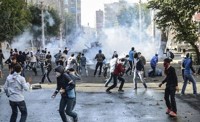 <p>Demirtaş ve Yüksekdağ'ın, aralarında Yasin Börü ile arkadaşlarının da bulunduğu 6 kişinin öldürülmesine ilişkin "nitelikli öldürmek" suçundan 6'şar kez daha ağırlaştırılmış müebbet hapisleri talep edildi.</p>
