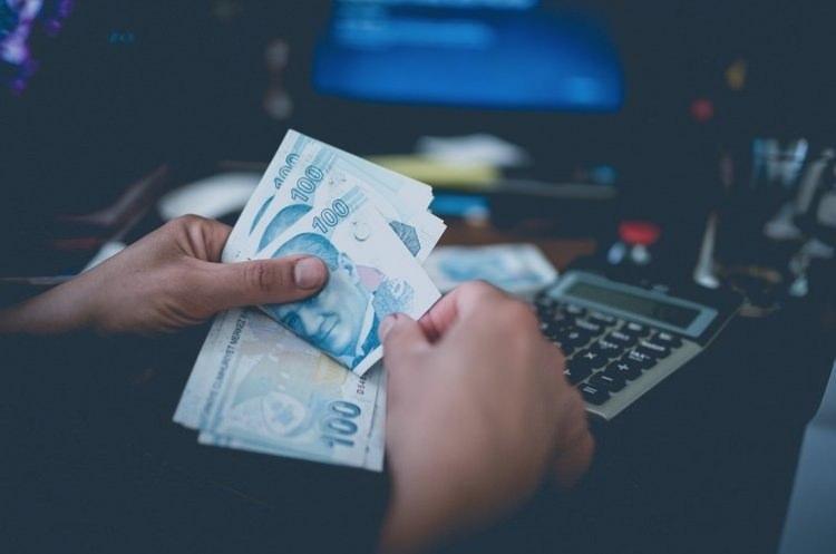 <div>Piyasa Katılımcıları Anketi'ndeki tahmin gerçekleşirse de en düşük memur maaşı yüzde 51,46 artışla 33 bin 346, memur emeklisi aylığı 14 bin 959 liraya yükselecek. Gerçekleşen oran aynen sosyal yardımlara ve kıdem tazminatı tavanına da uygulanacak.</div>
<div> </div>