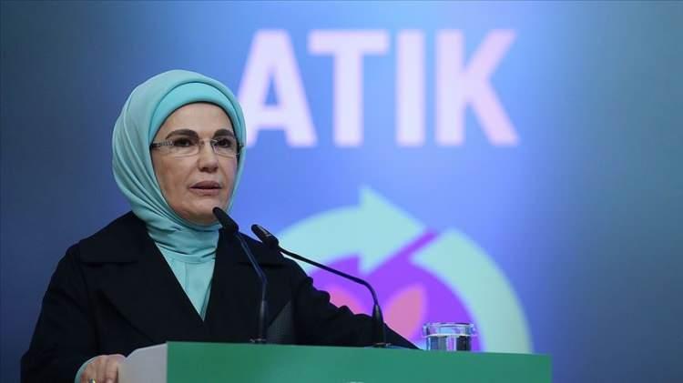 <p><span style="color:#800080"><strong>"BÜYÜK HAYRANLIK DUYUYORUM"</strong></span></p>

<p><strong>Emine Erdoğan'ın yaptığı işleri vurgulayan usta sanatçı, "Emine Erdoğan'a büyük saygı ve hayranlık duyuyorum. Öylesine önemli işleri gündeme taşıdı ki, bugün bütün dünya takdir ediyor. </strong><strong>Çünkü insanlık kadına konuşuyor.</strong></p>

<p> </p>
