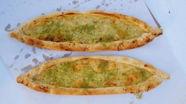 <p><strong>Elazığ,: Tatlı Peynirli Ekmek</strong></p>
