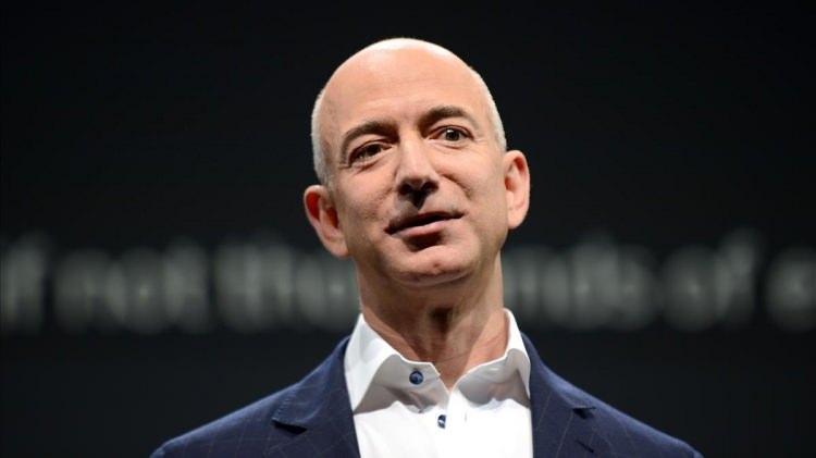 <p><strong>2) JEFF BEZOS </strong></p>

<p><strong>161 MİLYAR DOLAR | AMAZON</strong></p>

<p> </p>

<p>Elon Musk'ın ardından gelen isim ise Amazon'un kurucusu Jeff Bezos oldu. Bezos'un serveti ise listede 161 milyar dolar olarak belirtildi.</p>
