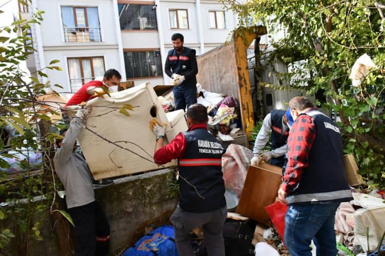 <p>Çöpler nedeniyle evde adım atmakta zorlanan ekipler, bunları çıkararak 2 kamyona yükledi.</p>
