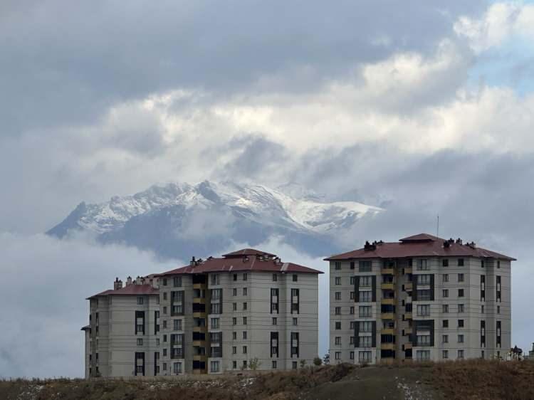 <p>Hakkari’nin Yüksekova ilçesinde zirvesi beyaza bürünen 4 bin 135 rakımlı Cilo Dağları ile eteklerindeki bulutlar görsel şölen sunuyor.</p>

