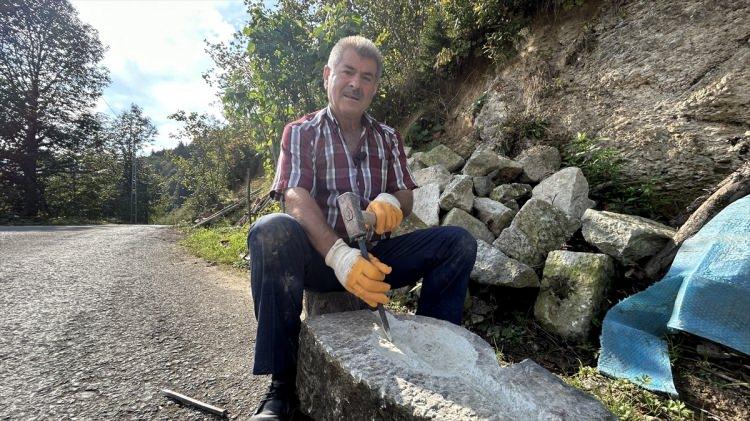 <p>Karslı, çeşme yapacağı yerdeki suyun akışını bir süre takip ettikten sonra çalışmaya başladığını dile getirerek, "Suyu boruya aktarıyorum, sonra da çevreden topladığım taşlara şekil vererek çevresine duvar örüyorum. Suyun döküldüğü yere de murçla oyarak yaptığım taş kepçeyi, hayvanların rahat su içebilmesi için de kütükten yaptığım yalakları yerleştiriyorum." dedi.</p>
<p> </p>