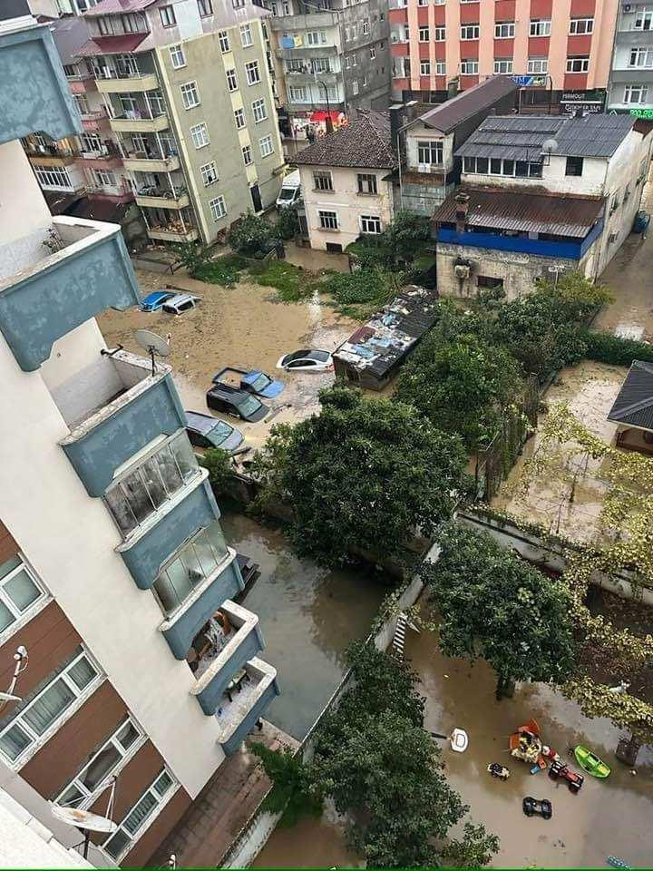 <p><strong>SÜRMEDE'DE ÇALIŞMALAR DEVAM EDİYOR</strong></p>

<p>Trabzon’un Sürmene ilçesinde dün akşam yağan yoğun yağmur sonrası oluşan su baskınlarının ardından sular çekilirken, bugün temizleme çalışmaları devam ediyor.</p>

