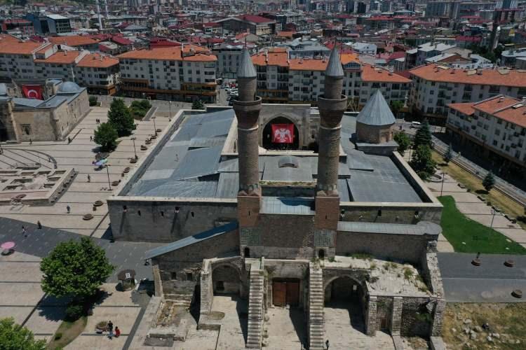 <div>Yine kent meydanında bulunan Kale Camisi ile tarihi valilik ve jandarma binaları, şehrin geçmişine ışık tutan önemli eserler arasında yer alıyor.</div>

<div> </div>
