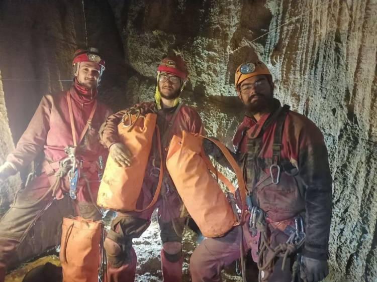 <p>Akdeniz Üniversitesi Mağara Araştırmaları Topluluğu, 2018’de keşfettikleri Manavgat Köprüçay Milli Parkı Bozburun Dağı'ndaki Gıççekecek Düdeni’ni 635 metre derinliğe kadar keşfederek haritalandırdı. Gıççekecek Düdeni, Türkiye'nin en derin 10. mağarası oldu.</p>
